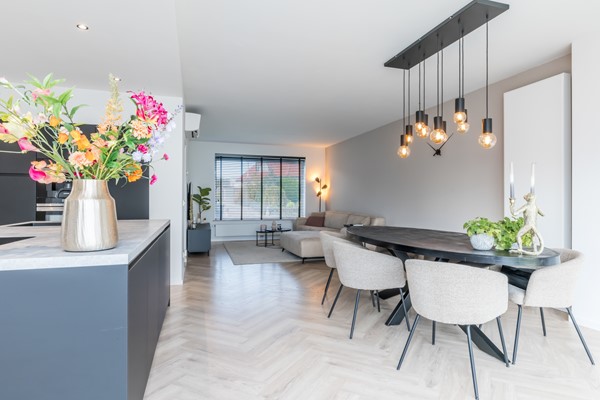 Foto - Verkocht onder voorbehoud: Instapklare gemoderniseerde geschakelde 2 onder 1 kap woning  met aanbouw, open keuken, tuin en garage in Voerendaal